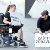 Ispred Ministarstva rada održana je konferencija o problemima osobnih asistenata i korisnika osobne asistencije