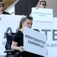 Ispred Ministarstva rada održana je konferencija o problemima osobnih asistenata i korisnika osobne asistencije