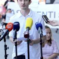 Ispred Ministarstva rada održana je konferencija o problemima osobnih asistenata i korisnika osobne asistencije