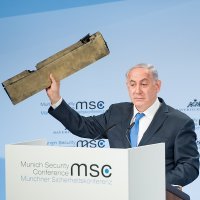 Izraelski premijer Benjamin Netanyahu pokazuje dio oborenog drona Shahed-191