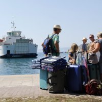 Zbog gužva u makarskom trajektnom pristaništu uvedene dodatne linije