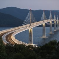 Pelješki most s upaljenom rasvjetom