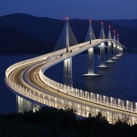 Pelješki most s upaljenom rasvjetom