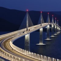 Pelješki most s upaljenom rasvjetom