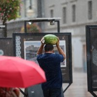 Pljusak u Rijeci osvježio prolaznike na Korzu