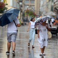 Pljusak u Rijeci osvježio prolaznike na Korzu