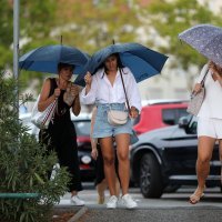 Pljusak u Rijeci osvježio prolaznike na Korzu