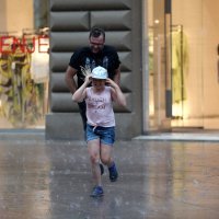 Pljusak u Rijeci osvježio prolaznike na Korzu