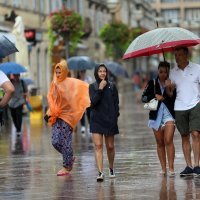 Pljusak u Rijeci osvježio prolaznike na Korzu