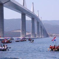 Revijalna utrka neretvanskih lađa ispod Pelješkog mosta