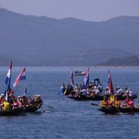 Revijalna utrka neretvanskih lađa ispod Pelješkog mosta
