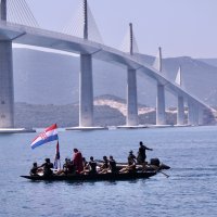 Revijalna utrka neretvanskih lađa ispod Pelješkog mosta