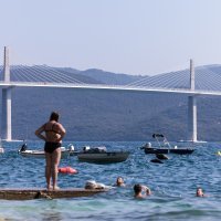 Pogled na Pelješki most s plaže u Komarni
