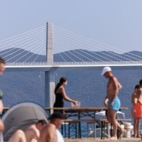Pogled na Pelješki most s plaže u Komarni