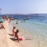 Pogled na Pelješki most s plaže u Komarni
