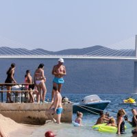 Pogled na Pelješki most s plaže u Komarni