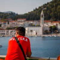 Ljudi u brodovima i barkama gledaju otvaranje mosta, iz Ploča doplovio poseban trajekt s građanima