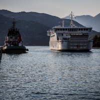 Ljudi u brodovima i barkama gledaju otvaranje mosta, iz Ploča doplovio poseban trajekt s građanima