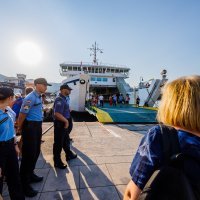 Ljudi u brodovima i barkama gledaju otvaranje mosta, iz Ploča doplovio poseban trajekt s građanima