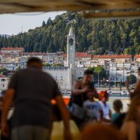 Ljudi u brodovima i barkama gledaju otvaranje mosta, iz Ploča doplovio poseban trajekt s građanima