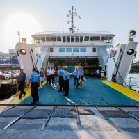 Ljudi u brodovima i barkama gledaju otvaranje mosta, iz Ploča doplovio poseban trajekt s građanima