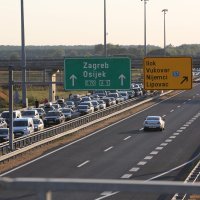 Gužva na autocesti pred graničnim prijelazom Bajakovo
