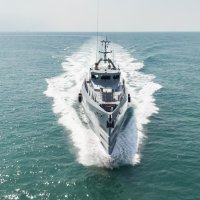 Damen FCS je dužine 42 metra i ima tek peteročlanu posadu