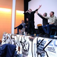 Vladimir Matijanić u društvu bivših feralovaca na predstavljanju knjige Viktora Ivančića 'Bilježnica Robija K.'