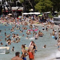 Gužve na makarskim plažama