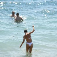 Crvena zastava na plaži Kolovare