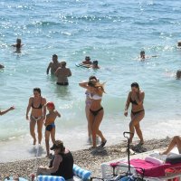 Crvena zastava na plaži Kolovare