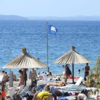 Crvena zastava na plaži Kolovare