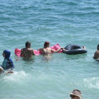 Crvena zastava na plaži Kolovare