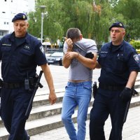 Privođenje muškarca koji je u Gospiću nožem izbo suprugu i njenog prijatelja