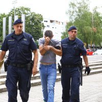 Privođenje muškarca koji je u Gospiću nožem izbo suprugu i njenog prijatelja