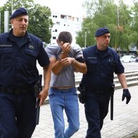 Privođenje muškarca koji je u Gospiću nožem izbo suprugu i njenog prijatelja