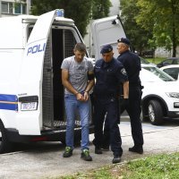 Privođenje muškarca koji je u Gospiću nožem izbo suprugu i njenog prijatelja