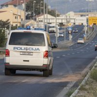 Mjesto sudara osobnog automobila i motocikla na brzoj cesti u Kaštelima