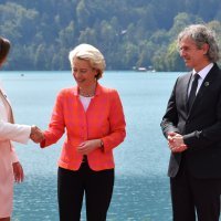 Predsjednica Europske komisije Ursula von der Leyen sa slovenskim premijerom Robertom Golobom i slovenskom ministricom vanjskih poslova Tanjom Fajon