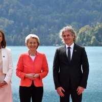 Predsjednica Europske komisije Ursula von der Leyen sa slovenskim premijerom Robertom Golobom i slovenskom ministricom vanjskih poslova Tanjom Fajon