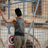 Maskirani muškarac popeo se na ogradu Orlandovog stupa