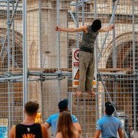 Maskirani muškarac popeo se na ogradu Orlandovog stupa