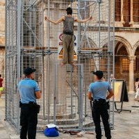 Maskirani muškarac popeo se na ogradu Orlandovog stupa