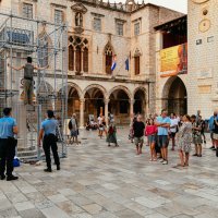 Maskirani muškarac popeo se na ogradu Orlandovog stupa