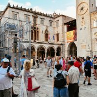 Maskirani muškarac popeo se na ogradu Orlandovog stupa