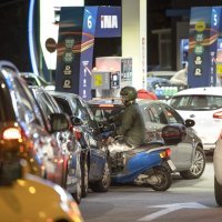 Gužva na benzinskoj - ilustracija