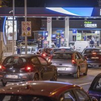 Gužva na benzinskoj - ilustracija