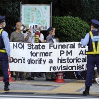 Prosvjed protiv državnog pogreba za Abea