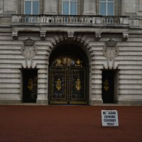 Uplakani građani okupljaju se ispred Buckinghamske palače