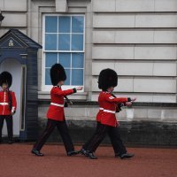 Uplakani građani okupljaju se ispred Buckinghamske palače